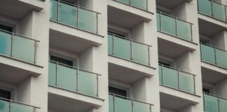 czym balkon osłonić