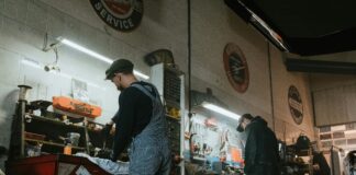 Jakie narzędzia i metody obróbki metalu warto stosować? Sprawdź!