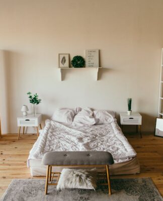 Sprzedaż mieszkania to jedno ze złożonych przedsięwzięć finansowych i prawnych, z jakimi mierzymy się w życiu. Niezależnie od tego, czy powodem jest chęć zamiany lokum na większe, przeprowadzka do innego miasta, czy spadek to proces ten wymaga precyzyjnego planowania. Kluczem do sukcesu jest zrozumienie, że każda nieruchomość ma swoją unikalną ścieżkę sprzedaży, a wybór odpowiedniej metody zależy od stanu technicznego lokalu oraz presji czasu, pod jaką znajduje się właściciel. Przygotowanie i formalności przy sprzedaży mieszkania Proces sprzedaży rozpoczyna się na długo przed zamieszczeniem ogłoszenia. Pierwszym krokiem jest zawsze uregulowanie stanu prawnego. Sprzedający musi dysponować aktualnym odpisem z Księgi Wieczystej, podstawą nabycia (np. akt notarialny, prawomocne postanowienie o stwierdzeniu nabycia spadku) oraz zaświadczeniami o braku osób zameldowanych i braku zaległości w opłatach czynszowych. Warto zauważyć, że w regionach o dużym natężeniu ruchu inwestycyjnego, takich jak Lubelszczyzna, właściciele często szukają szybkich rozwiązań. W takich sytuacjach profesjonalny skup mieszkań w Lublinie staje się realnym wsparciem, pozwalającym uniknąć wielomiesięcznego oczekiwania na klienta kredytowego i skomplikowanych prezentacji lokalu, co jest szczególnie istotne przy goniących terminach innych zobowiązań finansowych. Wyzwania przy sprzedaży mieszkania do remontu Sprzedaż lokalu wymagającego odświeżenia lub generalnego remontu rządzi się innymi prawami niż zbywanie wykończonych apartamentów. Tego typu nieruchomości przyciągają przede wszystkim nabywców indywidualnych, którzy dysponują niższym budżetem startowym lub poszukują bazy do stworzenia wnętrza idealnie dopasowanego do własnych potrzeb estetycznych i funkcjonalnych. Właściciel musi mieć jednak świadomość, że proces ten bywa bardziej czasochłonny, gdyż wymaga od potencjalnego kupca dokładnej analizy technicznej oraz zaplanowania logistyki nadchodzących prac. Kluczowym wyzwaniem w tym przypadku jest rzetelna wycena, która musi uwzględniać aktualną sytuację na rynku budowlanym. Mieszkania zaniedbane często wymagają dłuższego czasu ekspozycji, ponieważ kupujący wnikliwie kalkulują rosnące koszty robocizny oraz materiałów wykończeniowych, odejmując je od wartości rynkowej gotowego lokalu. Profesjonalne przygotowanie dokumentacji technicznej i transparentne przedstawienie stanu instalacji mogą jednak znacząco przyspieszyć proces decyzyjny i zbudować niezbędne zaufanie u strony kupującej. Współpraca ze skupem nieruchomości jako szansa rynkowa Współpraca z profesjonalną firmą skupującą mieszkania to rozwiązanie, które otwiera przed właścicielem szereg nowych możliwości, zwłaszcza gdy nieruchomość posiada mankamenty techniczne lub prawne. Jest to szansa na błyskawiczne domknięcie transakcji i otrzymanie gotówki bez konieczności przeprowadzania uciążliwych remontów czy home stagingu. Model ten jest realną perspektywą również w miastach o specyficznej architekturze i starszym zasobie mieszkaniowym. Przykładowo, wybierając rzetelny skup mieszkań w Wałbrzychu, właściciel lokalu w kamienicy wymagającego gruntownej modernizacji może liczyć na szybką wycenę i sfinalizowanie sprzedaży u notariusza w ciągu kilku dni. Taka współpraca to przede wszystkim bezpieczeństwo i szybkość, ponieważ dysponuje własnym kapitałem, co eliminuje ryzyko zerwania umowy z powodu nieotrzymania kredytu przez kupującego, co na tradycyjnym rynku jest najczęstszą przyczyną niepowodzenia transakcji. Sprzedaż mieszkania - podsumowanie informacji Skuteczna sprzedaż nieruchomości to proces wieloetapowy, który wymaga od właściciela elastyczności i oceny sytuacji rynkowej. Niezależnie od tego, czy decyduje się na samodzielne poszukiwanie kupca, czy wsparcie profesjonalnych podmiotów, priorytetem zawsze powinno być bezpieczeństwo prawne i transparentność dokumentacji. Warto pamiętać, że każda nieruchomość ma swoją wartość, ale czas jej spieniężenia zależy od dopasowania strategii sprzedaży do realnych potrzeb rynku i kondycji obiektu. Wybór drogi sprzedaży powinien być podyktowany indywidualną sytuacją życiową. Jeśli właściciel posiada czas i lokal w wysokim standardzie, rynek otwarty może przynieść najwyższą cenę. Jeśli jednak nieruchomość wymaga dużych nakładów finansowych lub po prostu potrzebuje szybkiego zamknięcia etapu, to współpraca z profesjonalnym skupem mieszkań będzie optymalnym rozwiązaniem.