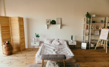 Sprzedaż mieszkania to jedno ze złożonych przedsięwzięć finansowych i prawnych, z jakimi mierzymy się w życiu. Niezależnie od tego, czy powodem jest chęć zamiany lokum na większe, przeprowadzka do innego miasta, czy spadek to proces ten wymaga precyzyjnego planowania. Kluczem do sukcesu jest zrozumienie, że każda nieruchomość ma swoją unikalną ścieżkę sprzedaży, a wybór odpowiedniej metody zależy od stanu technicznego lokalu oraz presji czasu, pod jaką znajduje się właściciel. Przygotowanie i formalności przy sprzedaży mieszkania Proces sprzedaży rozpoczyna się na długo przed zamieszczeniem ogłoszenia. Pierwszym krokiem jest zawsze uregulowanie stanu prawnego. Sprzedający musi dysponować aktualnym odpisem z Księgi Wieczystej, podstawą nabycia (np. akt notarialny, prawomocne postanowienie o stwierdzeniu nabycia spadku) oraz zaświadczeniami o braku osób zameldowanych i braku zaległości w opłatach czynszowych. Warto zauważyć, że w regionach o dużym natężeniu ruchu inwestycyjnego, takich jak Lubelszczyzna, właściciele często szukają szybkich rozwiązań. W takich sytuacjach profesjonalny skup mieszkań w Lublinie staje się realnym wsparciem, pozwalającym uniknąć wielomiesięcznego oczekiwania na klienta kredytowego i skomplikowanych prezentacji lokalu, co jest szczególnie istotne przy goniących terminach innych zobowiązań finansowych. Wyzwania przy sprzedaży mieszkania do remontu Sprzedaż lokalu wymagającego odświeżenia lub generalnego remontu rządzi się innymi prawami niż zbywanie wykończonych apartamentów. Tego typu nieruchomości przyciągają przede wszystkim nabywców indywidualnych, którzy dysponują niższym budżetem startowym lub poszukują bazy do stworzenia wnętrza idealnie dopasowanego do własnych potrzeb estetycznych i funkcjonalnych. Właściciel musi mieć jednak świadomość, że proces ten bywa bardziej czasochłonny, gdyż wymaga od potencjalnego kupca dokładnej analizy technicznej oraz zaplanowania logistyki nadchodzących prac. Kluczowym wyzwaniem w tym przypadku jest rzetelna wycena, która musi uwzględniać aktualną sytuację na rynku budowlanym. Mieszkania zaniedbane często wymagają dłuższego czasu ekspozycji, ponieważ kupujący wnikliwie kalkulują rosnące koszty robocizny oraz materiałów wykończeniowych, odejmując je od wartości rynkowej gotowego lokalu. Profesjonalne przygotowanie dokumentacji technicznej i transparentne przedstawienie stanu instalacji mogą jednak znacząco przyspieszyć proces decyzyjny i zbudować niezbędne zaufanie u strony kupującej. Współpraca ze skupem nieruchomości jako szansa rynkowa Współpraca z profesjonalną firmą skupującą mieszkania to rozwiązanie, które otwiera przed właścicielem szereg nowych możliwości, zwłaszcza gdy nieruchomość posiada mankamenty techniczne lub prawne. Jest to szansa na błyskawiczne domknięcie transakcji i otrzymanie gotówki bez konieczności przeprowadzania uciążliwych remontów czy home stagingu. Model ten jest realną perspektywą również w miastach o specyficznej architekturze i starszym zasobie mieszkaniowym. Przykładowo, wybierając rzetelny skup mieszkań w Wałbrzychu, właściciel lokalu w kamienicy wymagającego gruntownej modernizacji może liczyć na szybką wycenę i sfinalizowanie sprzedaży u notariusza w ciągu kilku dni. Taka współpraca to przede wszystkim bezpieczeństwo i szybkość, ponieważ dysponuje własnym kapitałem, co eliminuje ryzyko zerwania umowy z powodu nieotrzymania kredytu przez kupującego, co na tradycyjnym rynku jest najczęstszą przyczyną niepowodzenia transakcji. Sprzedaż mieszkania - podsumowanie informacji Skuteczna sprzedaż nieruchomości to proces wieloetapowy, który wymaga od właściciela elastyczności i oceny sytuacji rynkowej. Niezależnie od tego, czy decyduje się na samodzielne poszukiwanie kupca, czy wsparcie profesjonalnych podmiotów, priorytetem zawsze powinno być bezpieczeństwo prawne i transparentność dokumentacji. Warto pamiętać, że każda nieruchomość ma swoją wartość, ale czas jej spieniężenia zależy od dopasowania strategii sprzedaży do realnych potrzeb rynku i kondycji obiektu. Wybór drogi sprzedaży powinien być podyktowany indywidualną sytuacją życiową. Jeśli właściciel posiada czas i lokal w wysokim standardzie, rynek otwarty może przynieść najwyższą cenę. Jeśli jednak nieruchomość wymaga dużych nakładów finansowych lub po prostu potrzebuje szybkiego zamknięcia etapu, to współpraca z profesjonalnym skupem mieszkań będzie optymalnym rozwiązaniem.